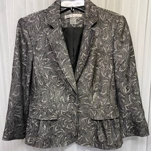 Like new! Silver Blazer 6P